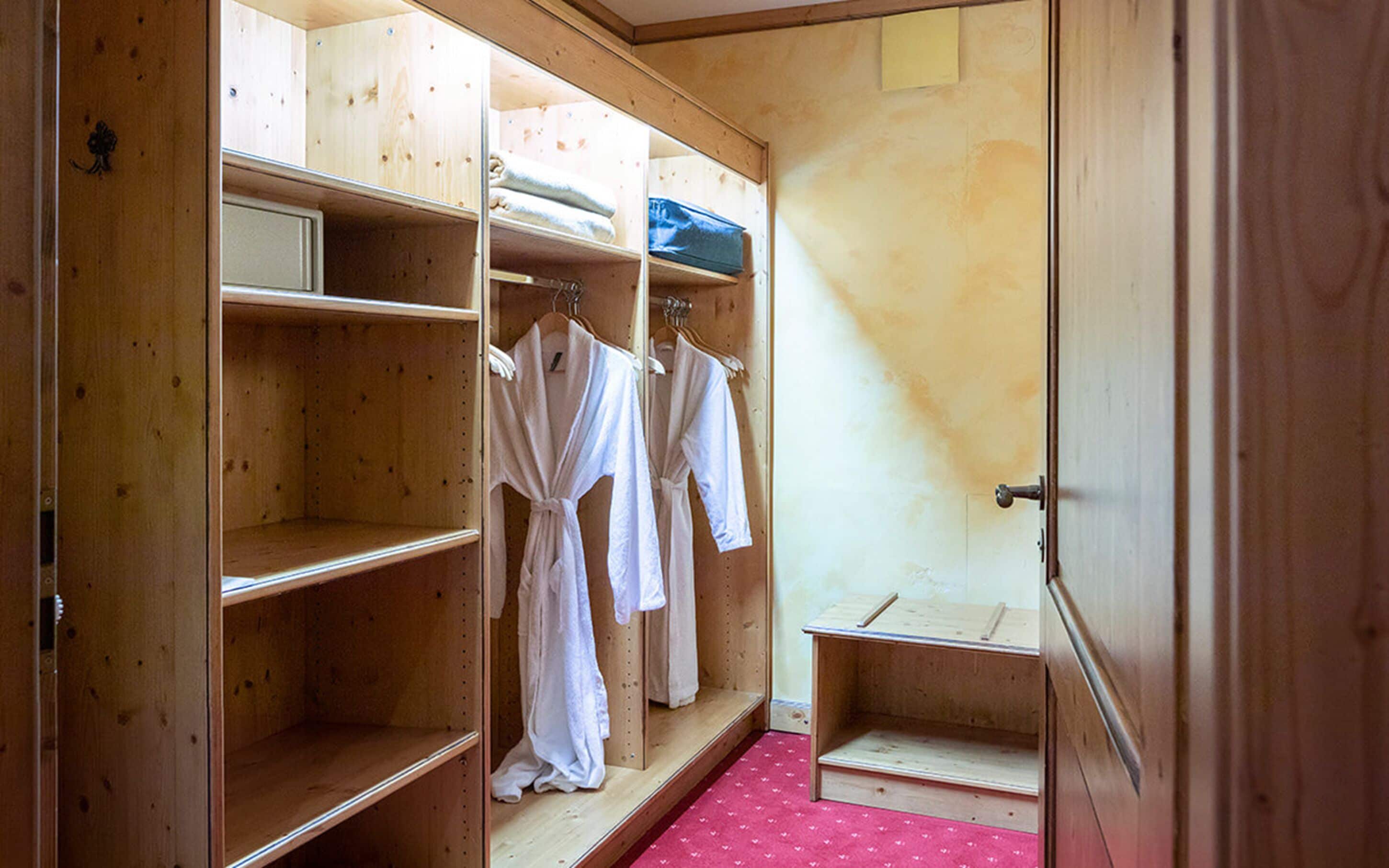 suite | minibar, in-room safe, desk, soundproofing