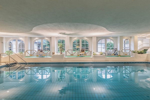 2 indoor pools