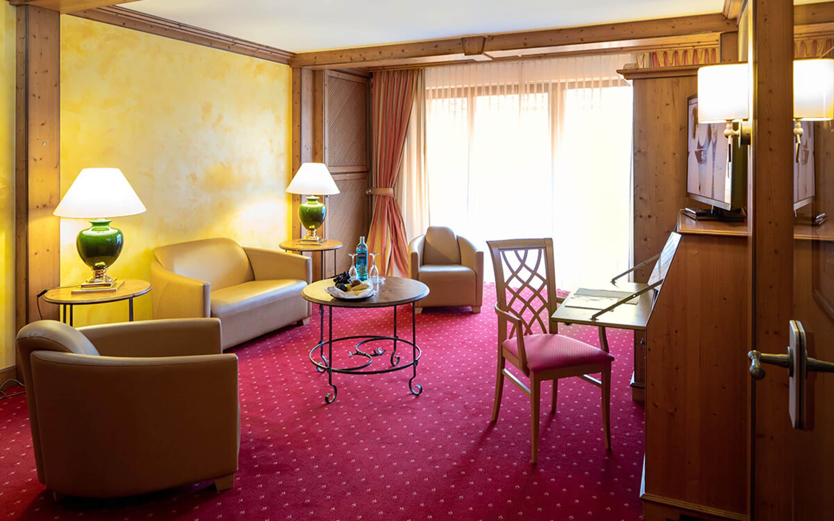 suite | minibar, in-room safe, desk, soundproofing