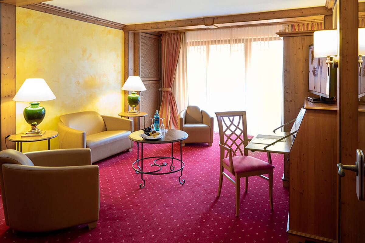 suite | minibar, in-room safe, desk, soundproofing