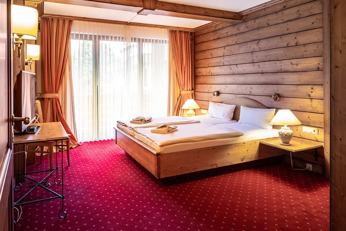 suite | minibar, in-room safe, desk, soundproofing