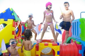 A group of children playing on a colorful play structure at the beach. - Hotel Abruzzo Marina (Silvi)
