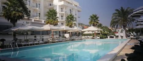 Outdoor pool, free cabanas, pool umbrellas