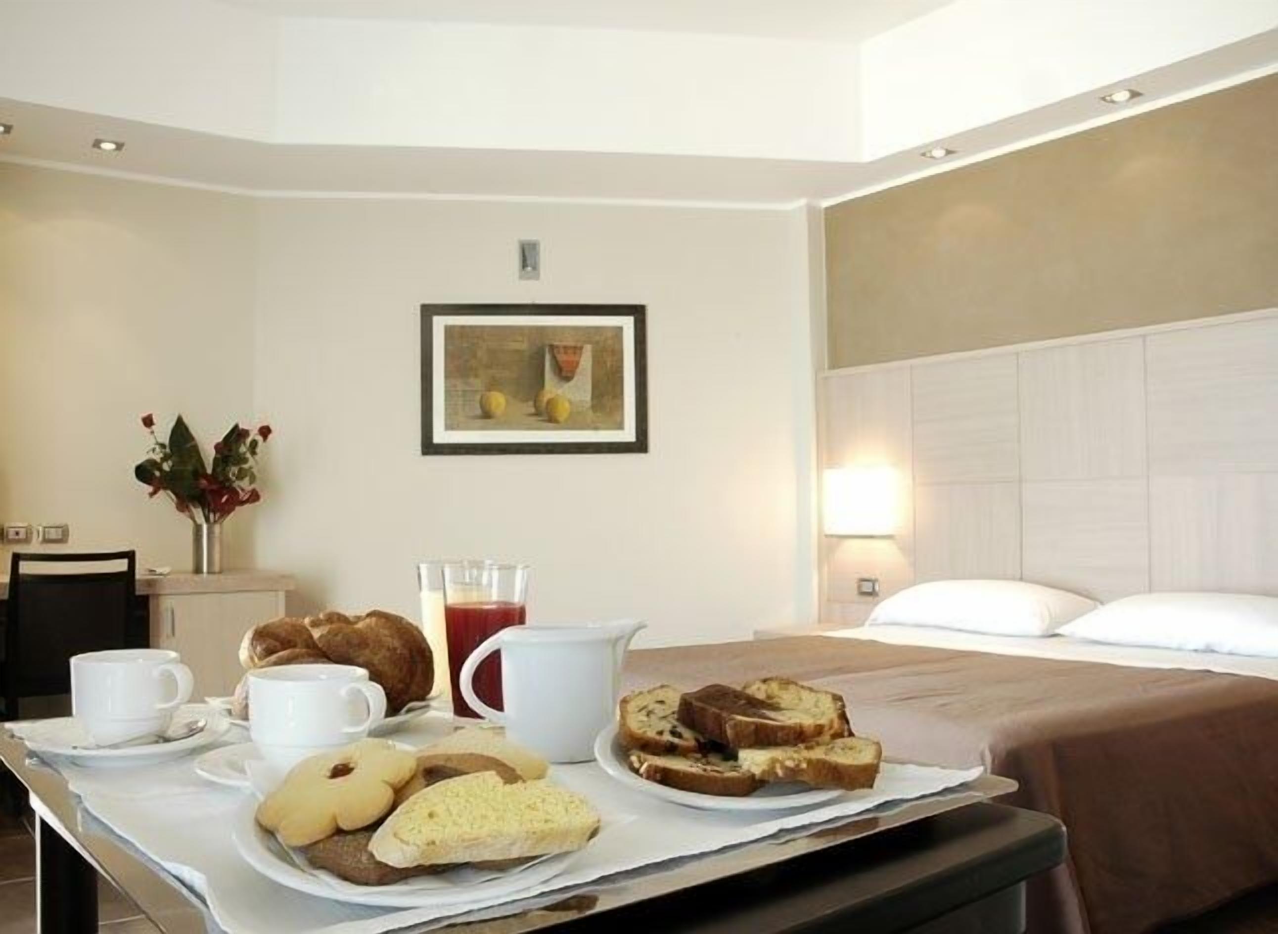 superior double room, partial sea view | room service – dining