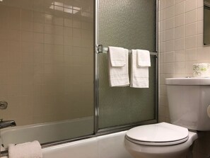 Free toiletries, hair dryer, towels, soap - The Autumn Inn (Bennington)