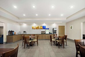 Free daily buffet breakfast - Comfort Inn & Suites High Point - Archdale (High Point)