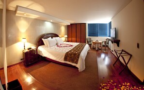 Minibar, caja de seguridad en la habitación y escritorio 