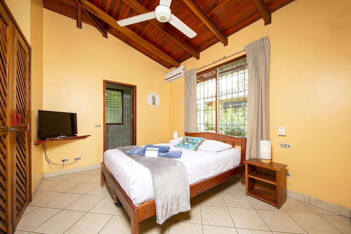 Habitación superior, 1 cama matrimonial, para no fumadores, vista al jardín | Ropa de cama de alta calidad, edredón y decoración personalizada