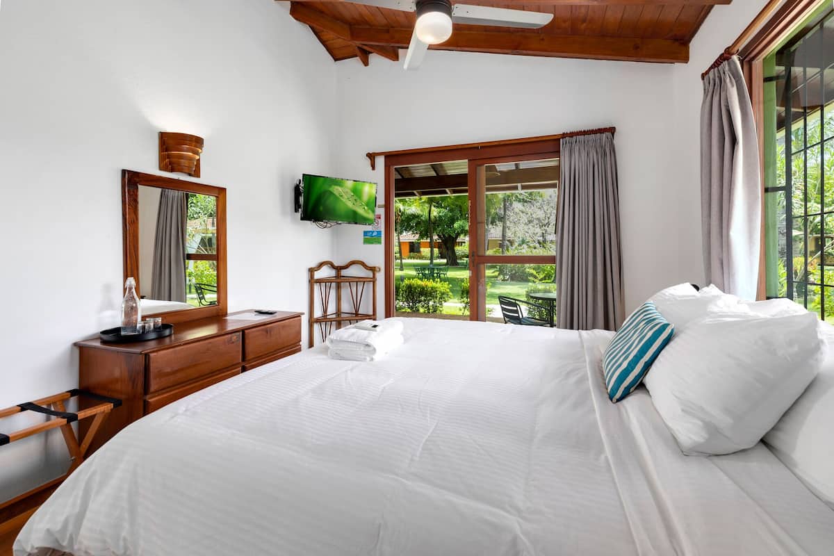 Habitación Confort, 1 cama King size, para no fumadores, vista al jardín | Ropa de cama de alta calidad, edredón y decoración personalizada
