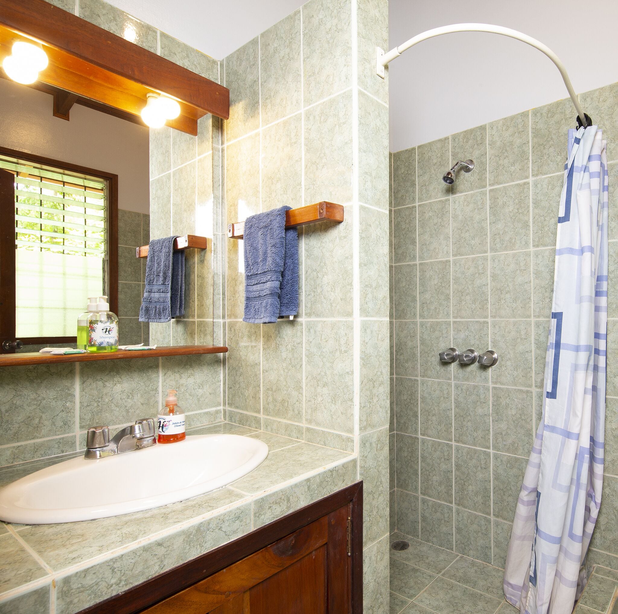 superior room, garden view | bathroom | shower, towels, soap, shampoo