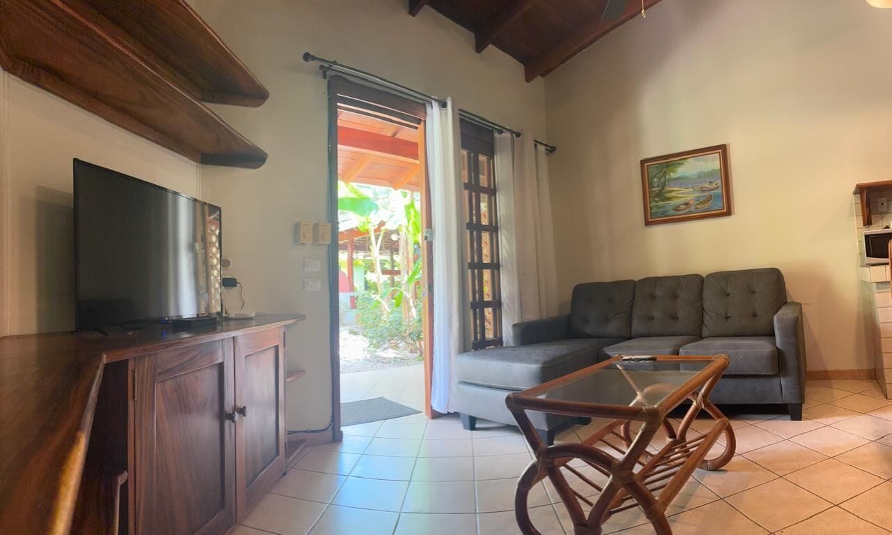 Family Suite, 3 Bedrooms, Kitchen, Pool View | Living area