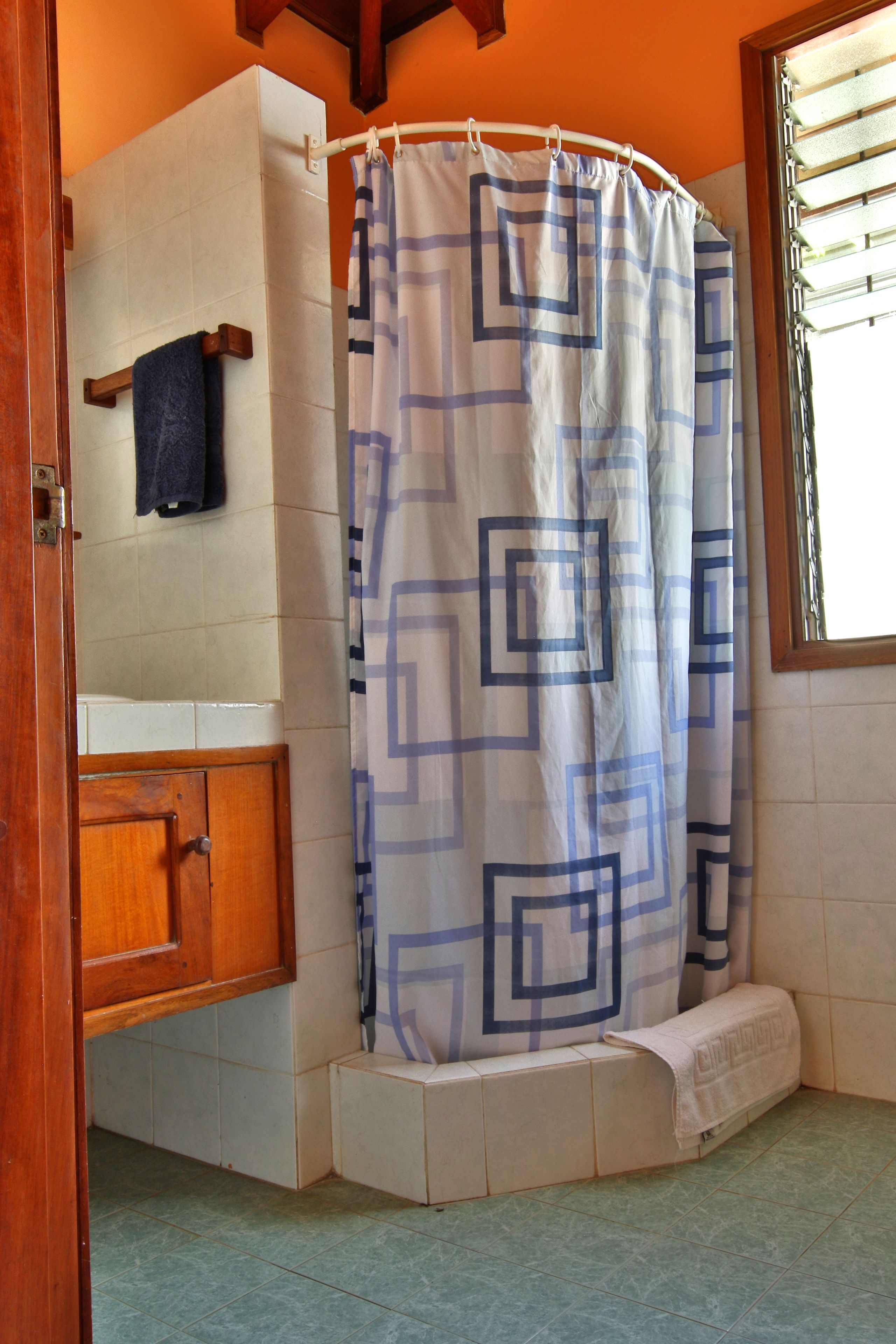 superior room, garden view | bathroom | shower, towels, soap, shampoo