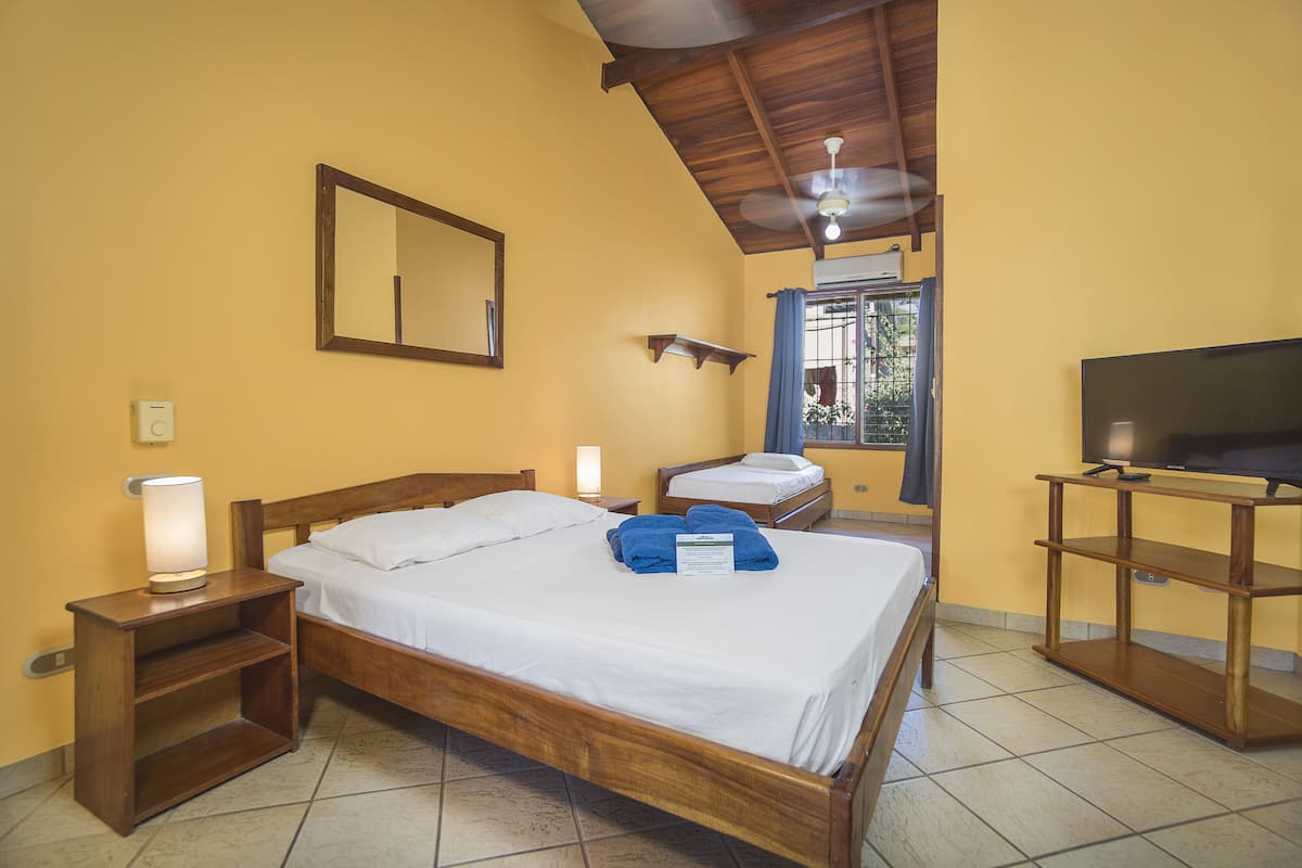 Habitación superior, vista al jardín | Ropa de cama de alta calidad, edredón y decoración personalizada