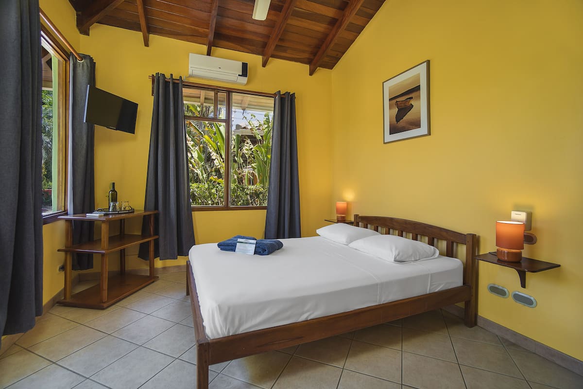 Habitación doble económica | Ropa de cama de alta calidad, edredón y decoración personalizada
