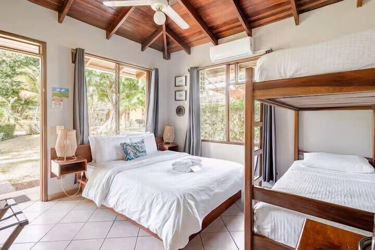 Habitación cuádruple económica | Ropa de cama de alta calidad, edredón y decoración personalizada
