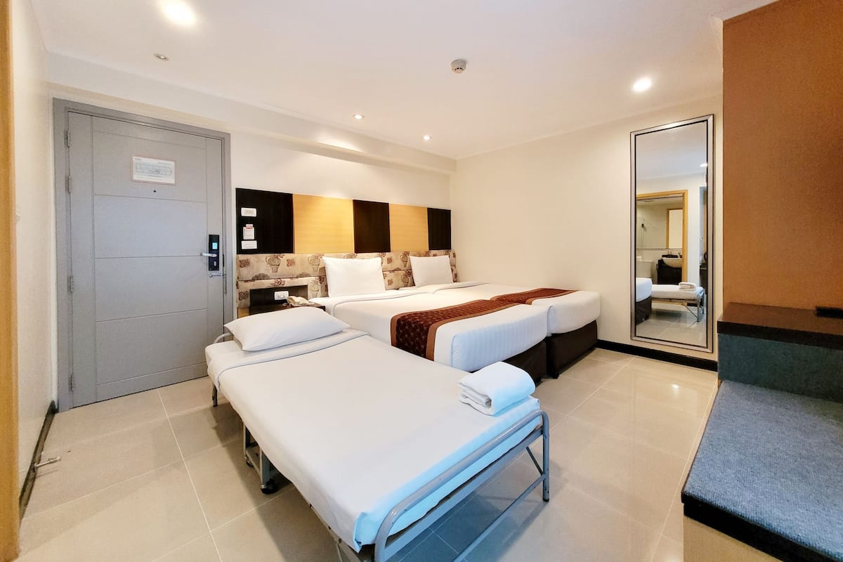 Superior room with extra bed | Een minibar, een kluis op de kamer, een bureau, geluiddichte muren