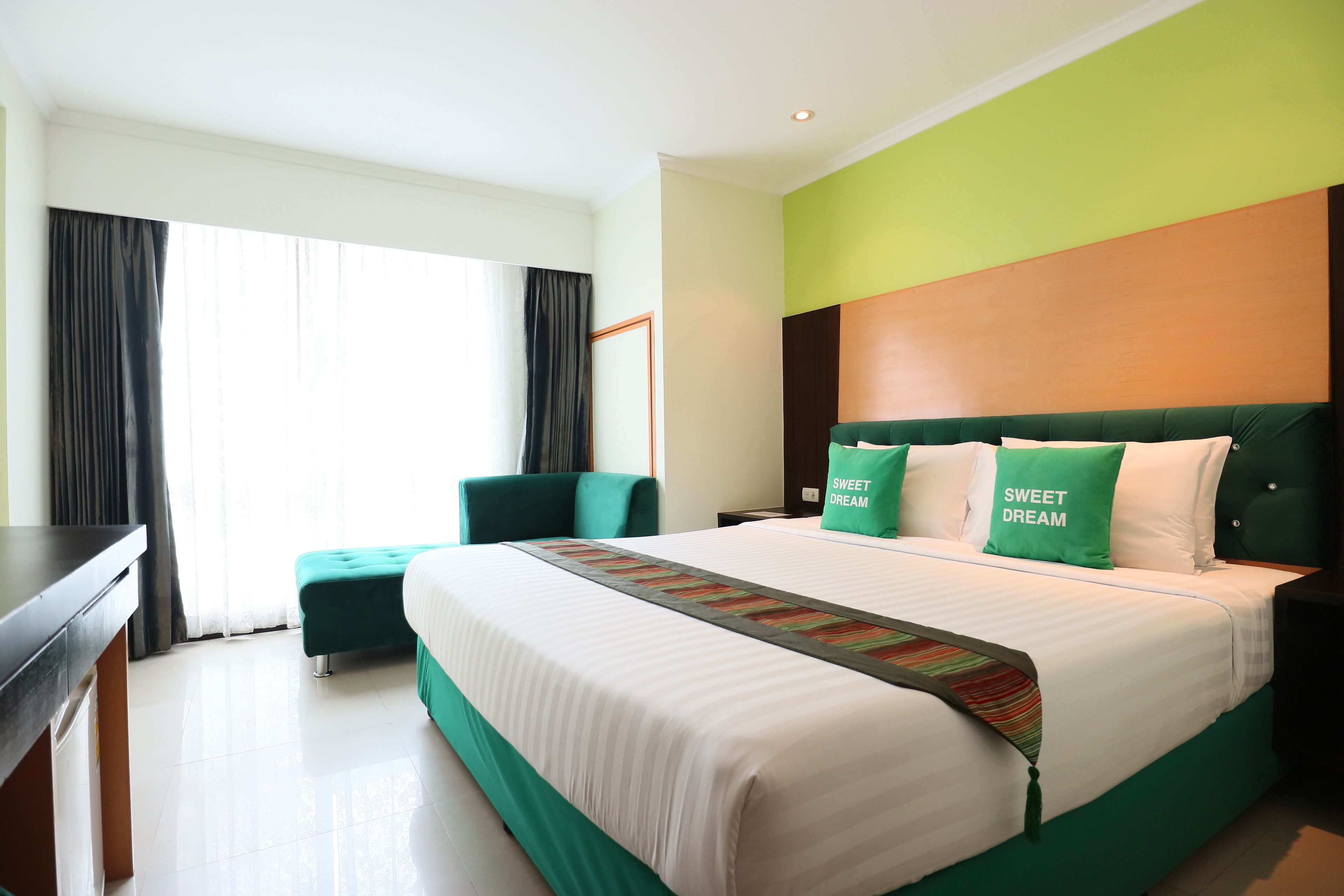 Deluxe Room | Minibar, in-room safe, desk, soundproofing