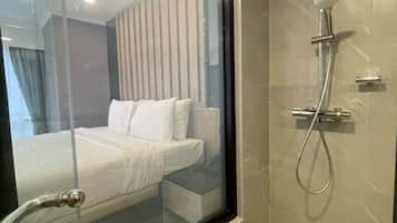 Premier Double Room | Bathroom | Free toiletries, hair dryer, bathrobes, slippers