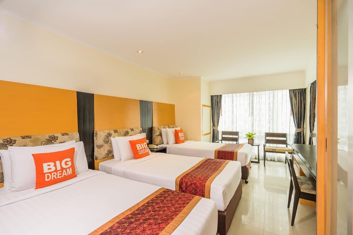 Superior Triple Bedroom | Een minibar, een kluis op de kamer, een bureau, geluiddichte muren