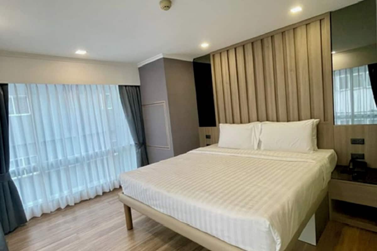 Premier Double Room | Minibar, in-room safe, desk, soundproofing