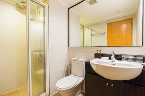 Superior Triple Bedroom | Dusche im Bad