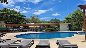 2 piscinas al aire libre, sombrillas