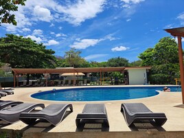 2 outdoor pools, free cabanas, pool umbrellas