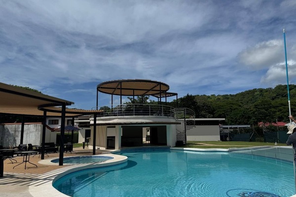 2 outdoor pools, free cabanas, pool umbrellas