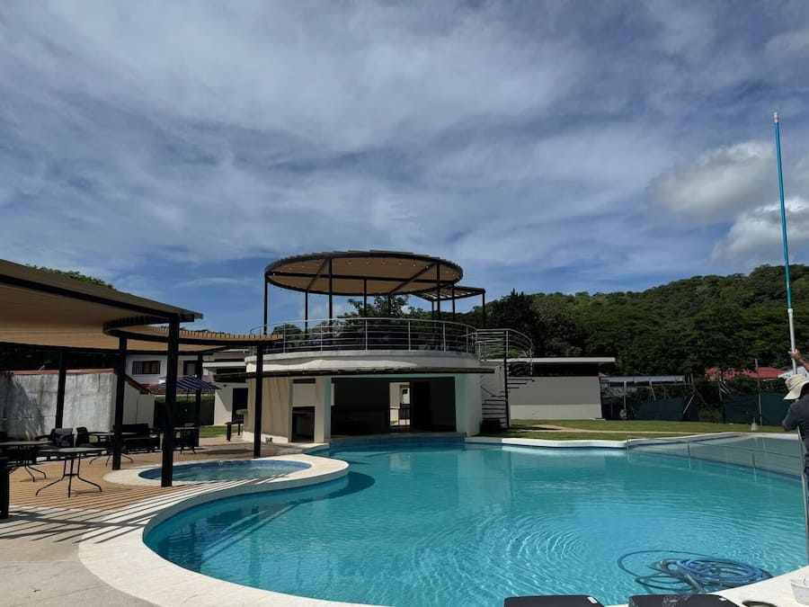 2 piscinas al aire libre, camas de piscina gratis, sombrillas