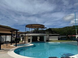 2 outdoor pools, free cabanas, pool umbrellas