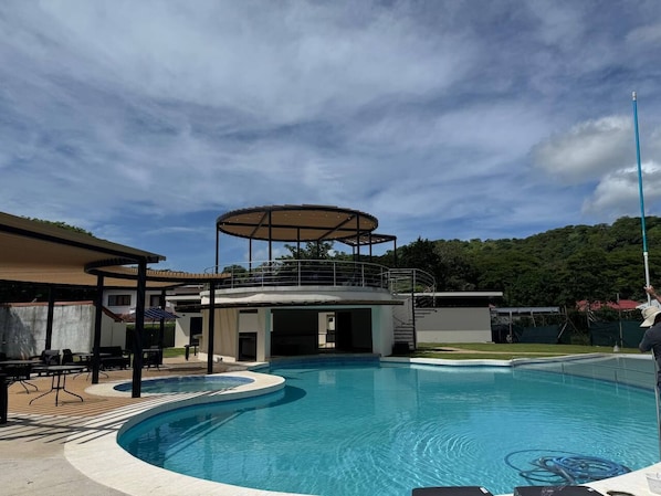 2 outdoor pools, free pool cabanas, pool umbrellas