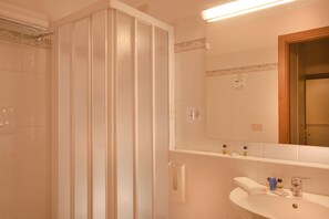 Shower, eco-friendly toiletries, hair dryer, bidet - Hotel Silla (Rome)