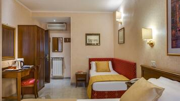 Daunenbettdecken, Zimmersafe, Schreibtisch, VerdunkelungsvorhÀnge