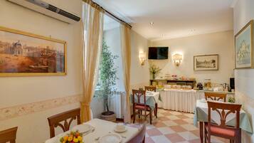 TĂ€gliches kontinentales FrĂŒhstĂŒck gegen GebĂŒhr