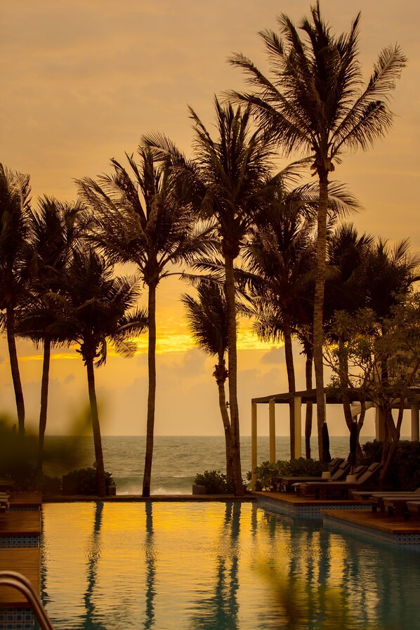 Una piscina al aire libre, sombrillas