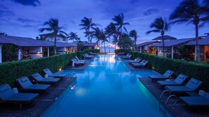 Outdoor pool, pool umbrellas - Baan Talay Resort (Koh Samui)