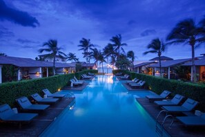 Outdoor pool, pool umbrellas - Baan Talay Resort (Koh Samui)