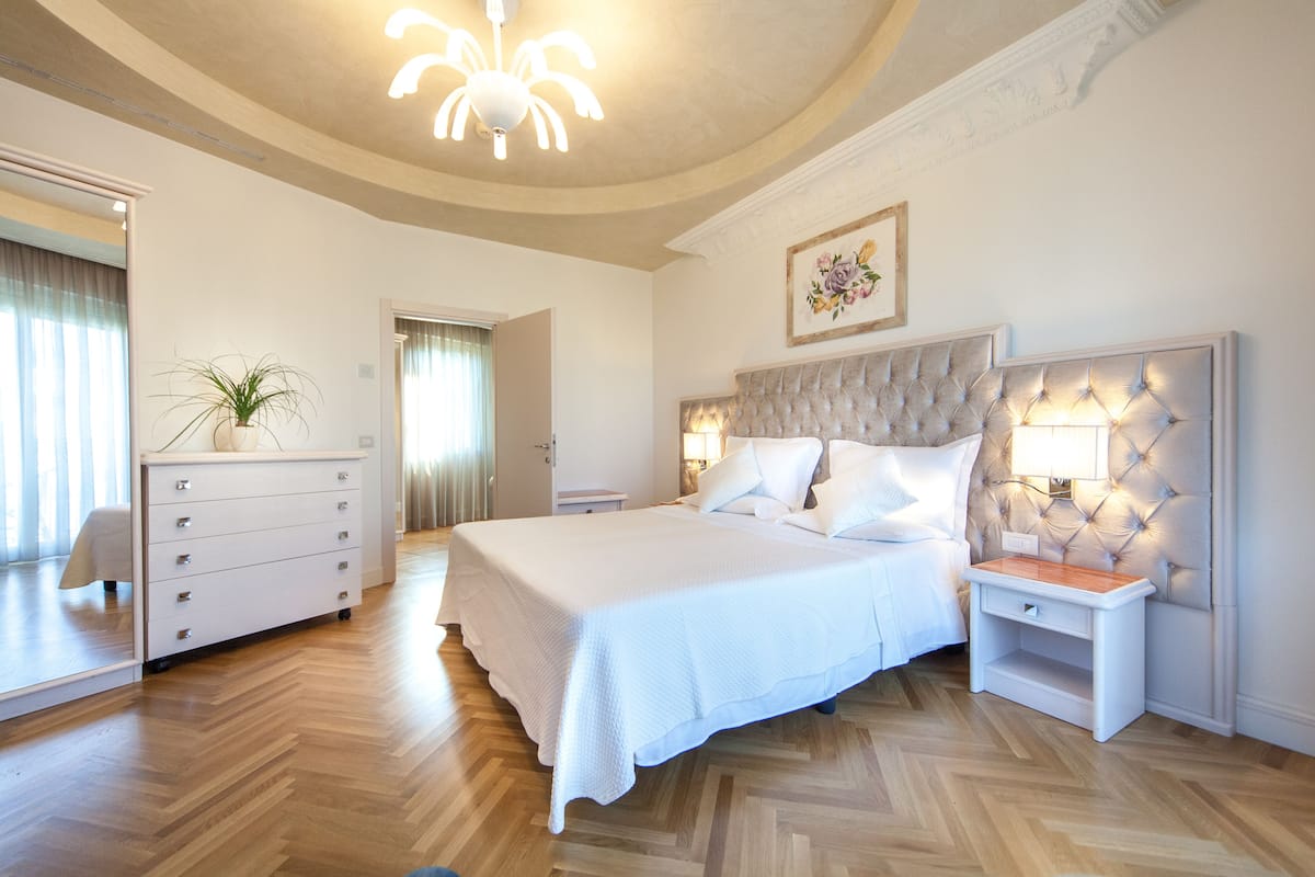 1 slaapkamer, een minibar, een kluis op de kamer, een bureau