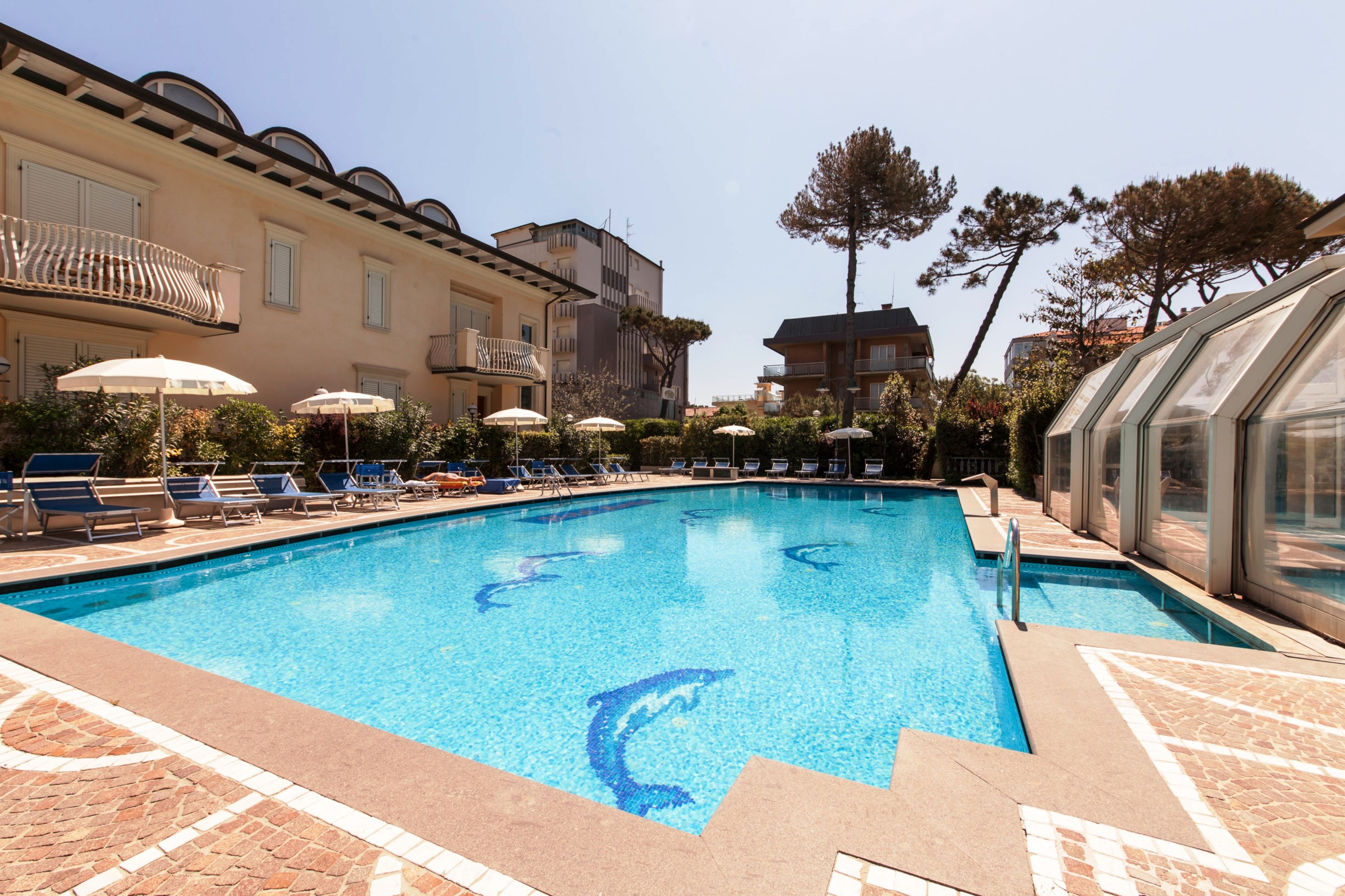 Innendørsbasseng,utendørsbasseng, bassengparasoller og solsenger