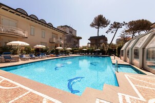 Piscina interna, piscina externa, guarda-sóis, espreguiçadeiras