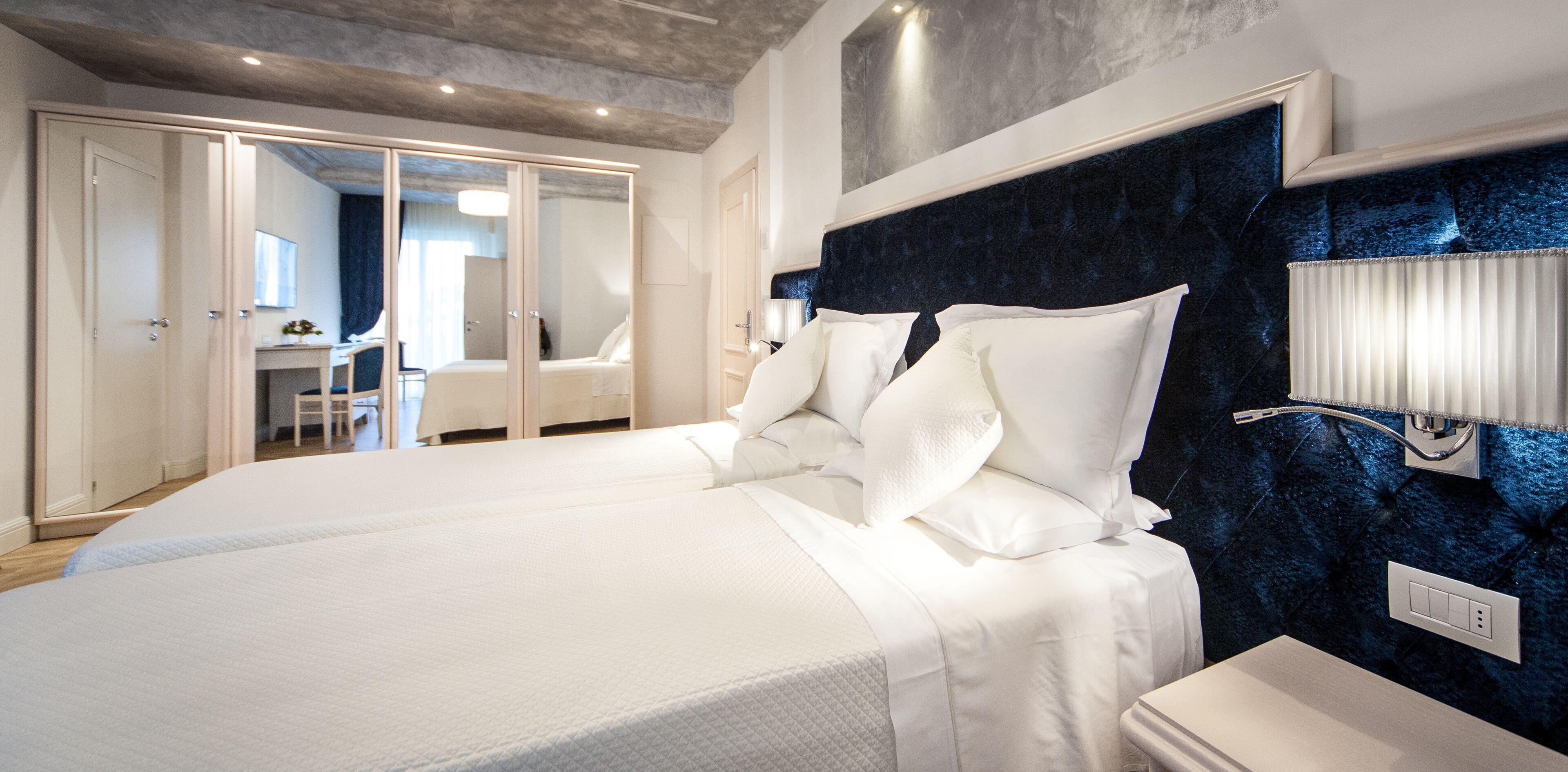 Minibar, coffres-forts dans les chambres, bureau, rideaux occultants