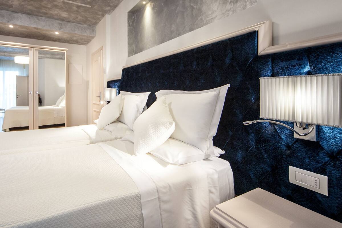 Minibar, coffres-forts dans les chambres, bureau, rideaux occultants