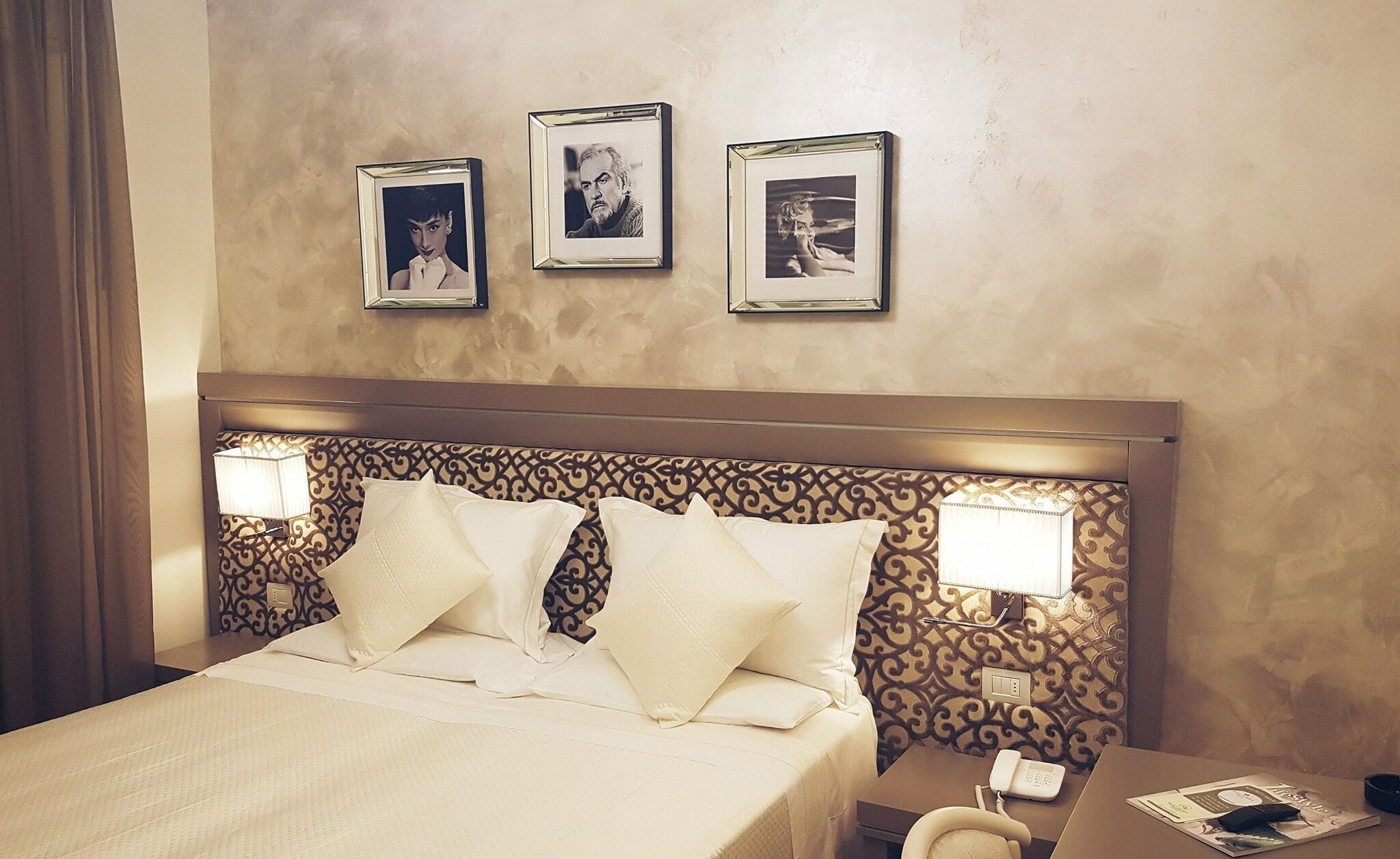 มินิบาร์, ตู้นิรภัยในห้องพัก, โต๊ะทำงาน, ผ้าม่านกันแสง