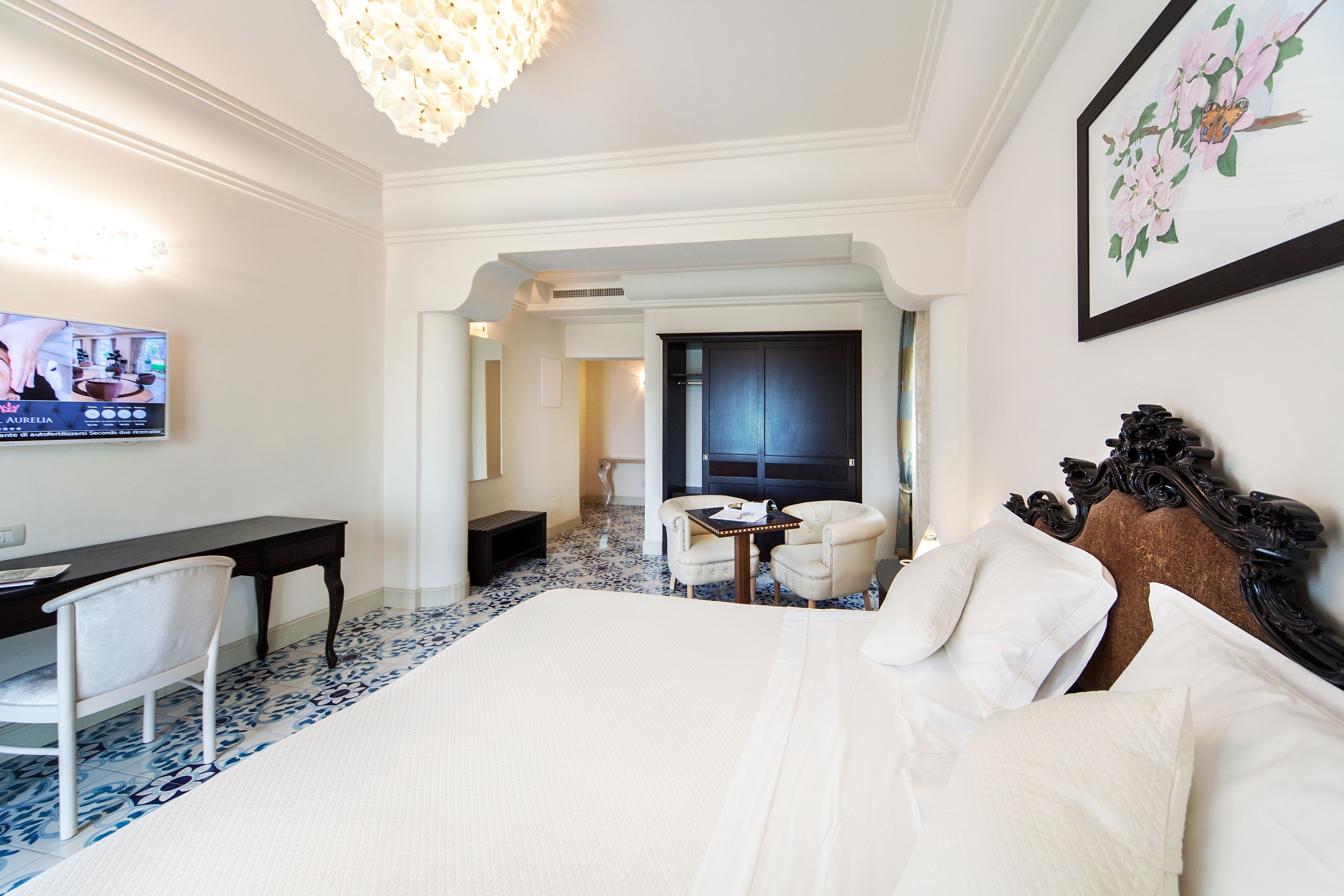 Minibar, coffres-forts dans les chambres, bureau, rideaux occultants