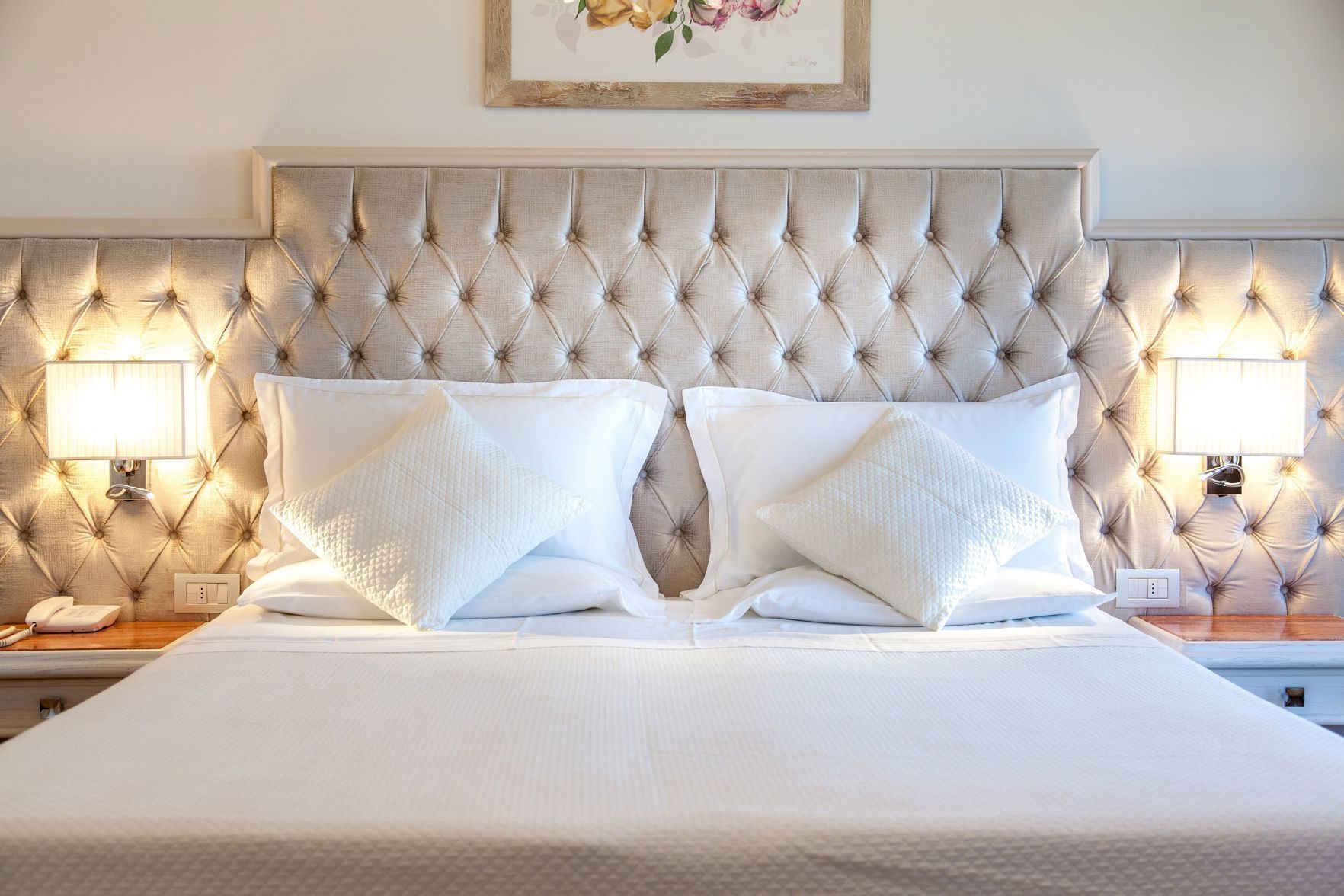 Minibar, coffres-forts dans les chambres, bureau, rideaux occultants