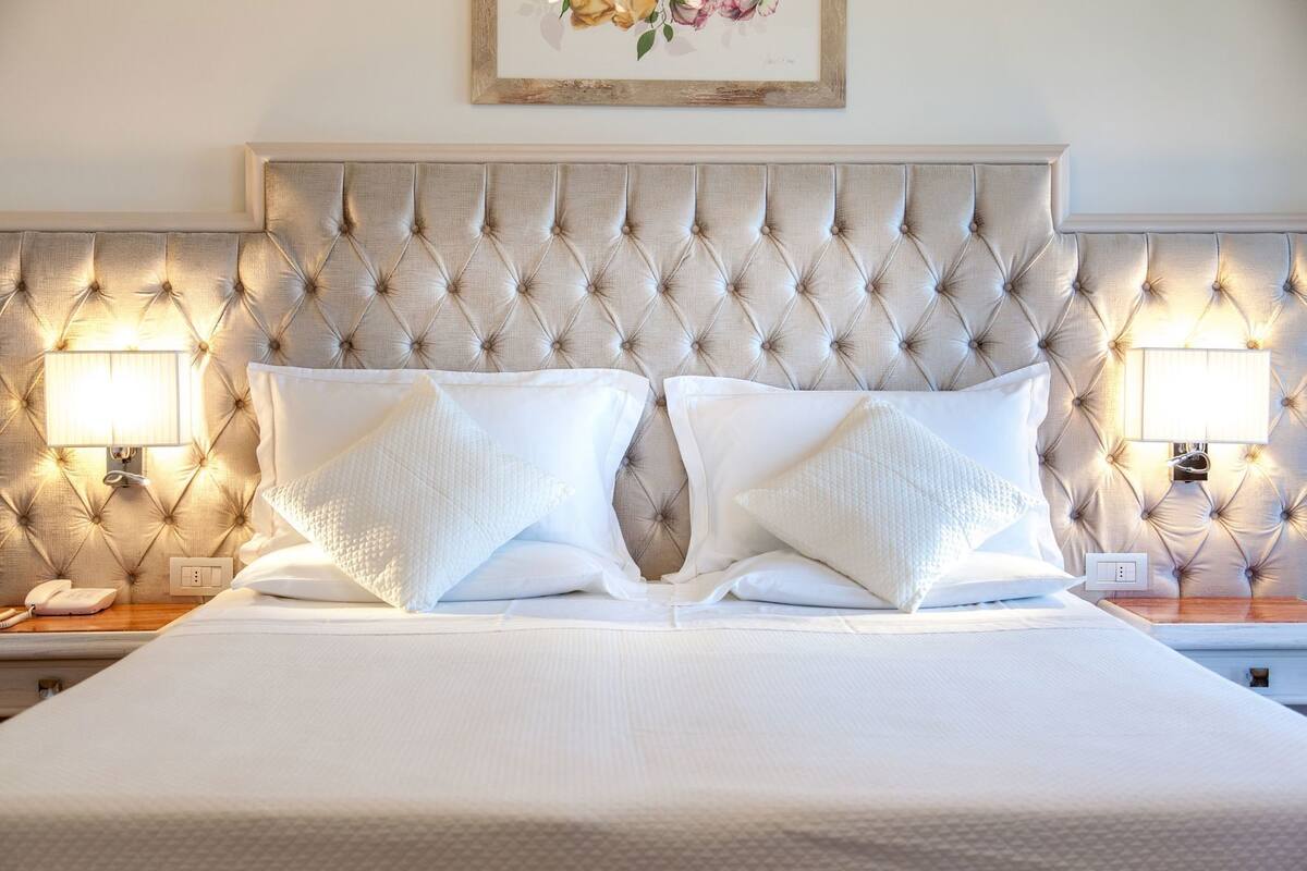 Minibar, coffres-forts dans les chambres, bureau, rideaux occultants