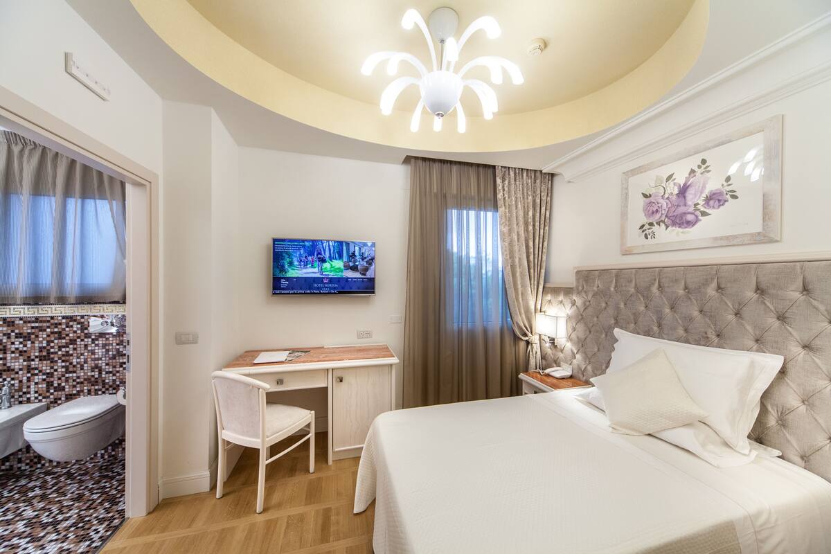 Classic Single Room | Minibar, in-room safe, desk, blackout drapes