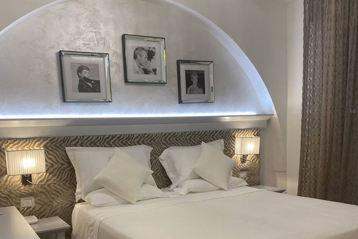 Minibar, coffres-forts dans les chambres, bureau, rideaux occultants