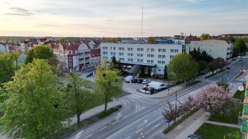 Ett hotell med en restaurang, flera våningar och en parkeringsplats.