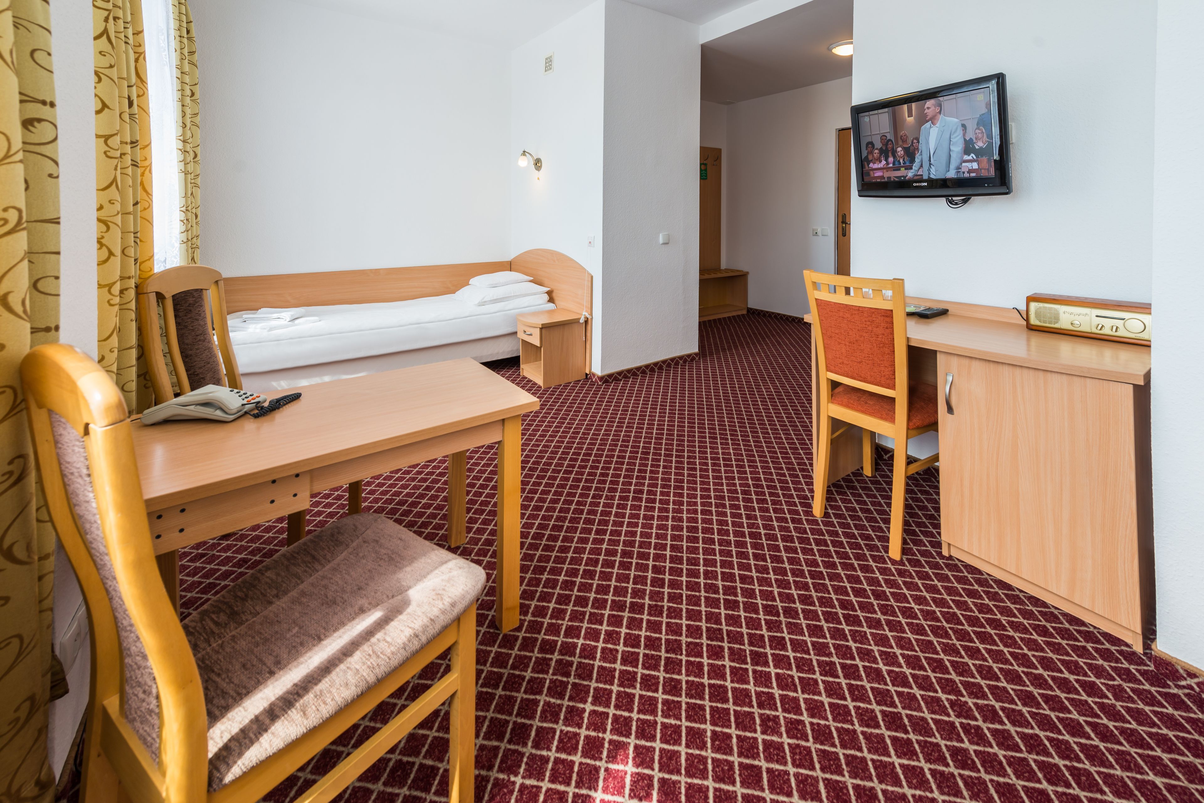 standard double or twin room | desk, blackout curtains, iron/ironing board, free wifi